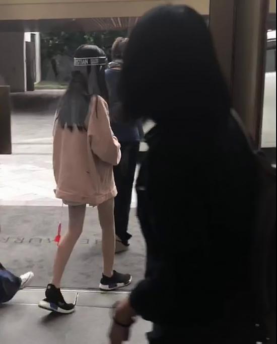 网友香港偶遇王菲李嫣 同款大长腿惹人注目