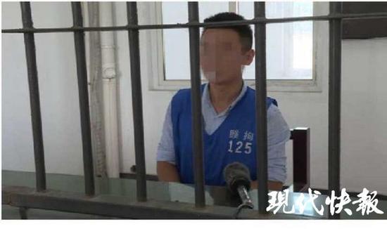 男子不满被贴罚单 朋友圈大骂交警被拘3天