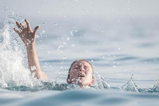  我和你妈掉水里救谁？男子反套路回应破千年难题