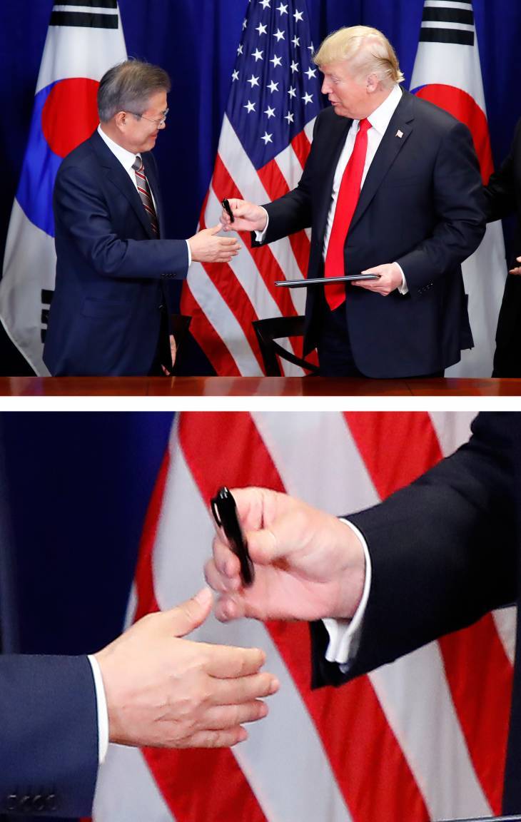 特朗普签字后当场把笔送给文在寅 韩网友争论不休