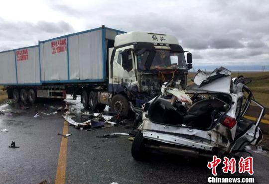 青海一货车与小轿车相撞 小车5名司乘人员全部死亡