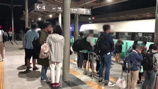 韩国高铁深夜撞上不明物体 395位乘客滞留近1小时